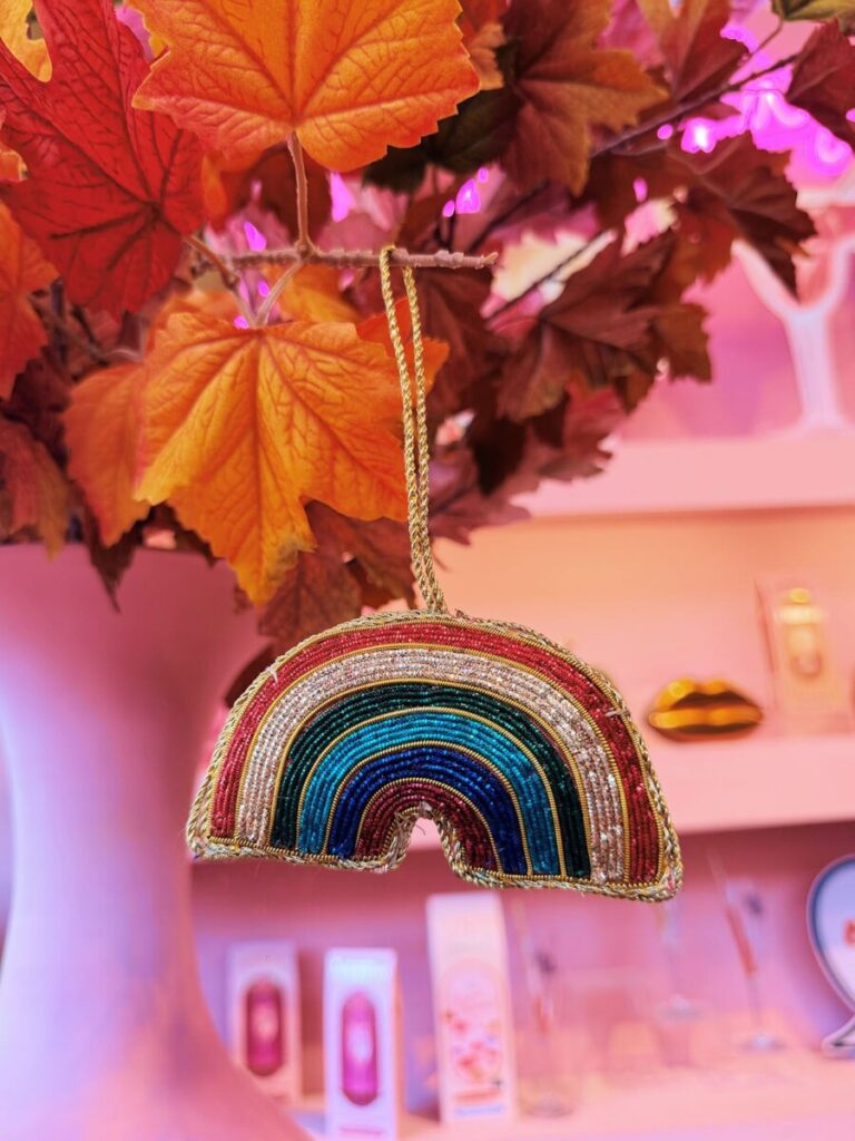 Handgeborduurde hanger | Regenboog