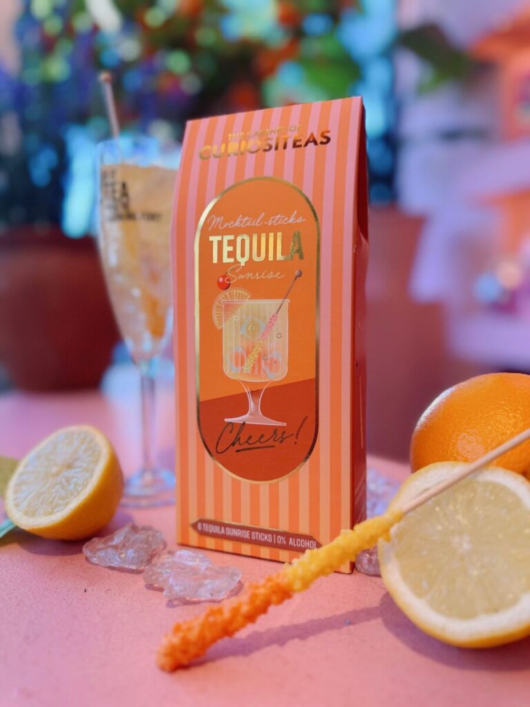 Verpakking Tequila Sunrise Mocktail Sticks van Curiositeas met een oranje stick en citrusfruit